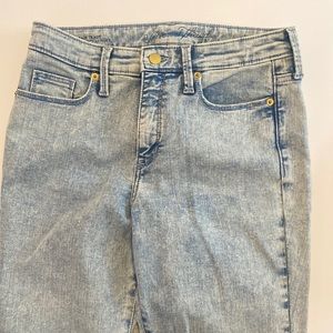 Universal threads light wash skinny jeans. Size 28/6r